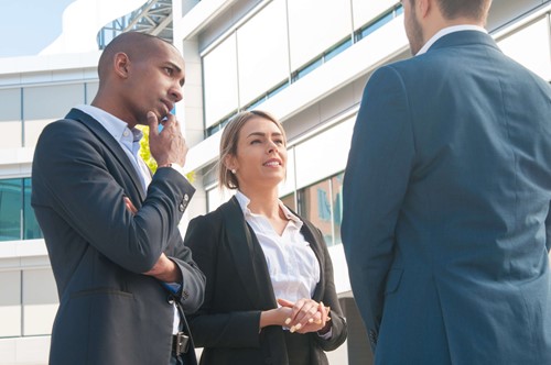Des professionnels discutent de la gestion de conflit au travail